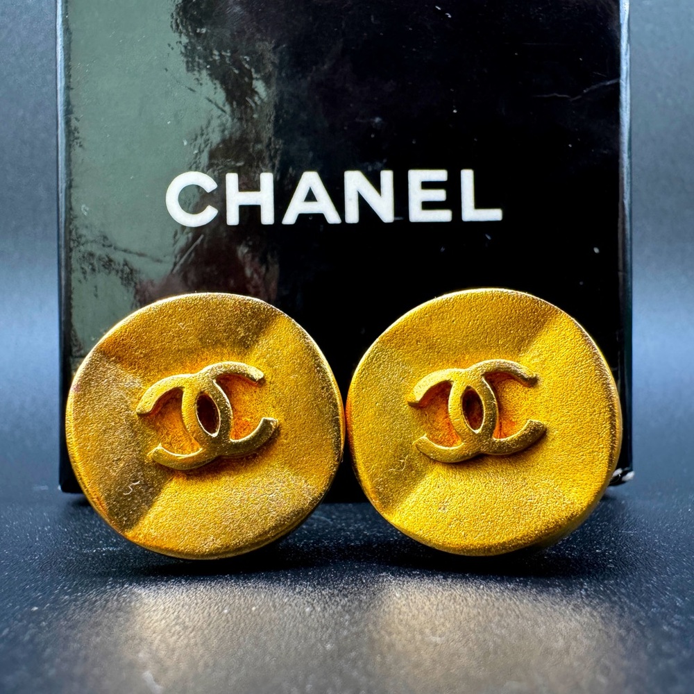 LOT 1483 24K gold plated CHANEL vintage clip on earrings